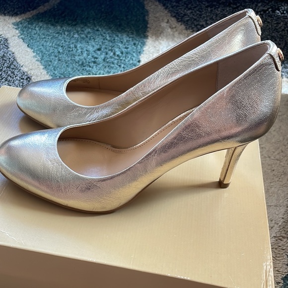 MICHAEL Michael Kors Flex Mid Pump - Picture 2 of 4